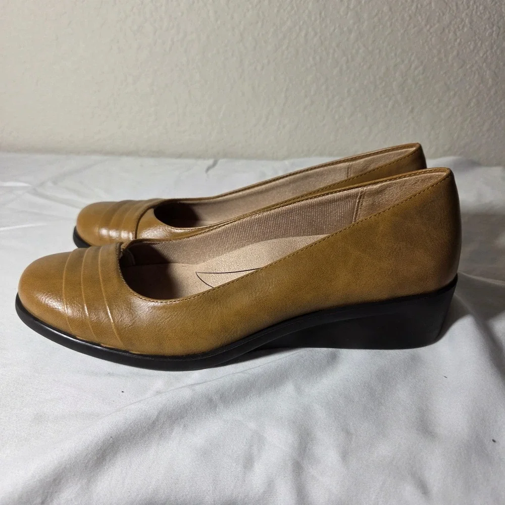 LifeStride Soft System Tan Faux Leather Wedge Pumps Pleated Round Toe 8.5M
